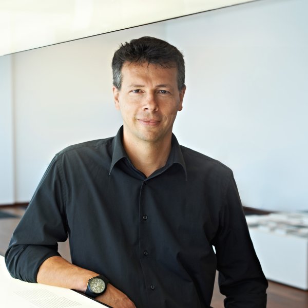 Hon.-Prof. Dipl.-Des. Oliver Grabes